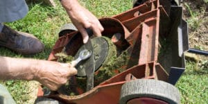 Lawn mower blade spins freely