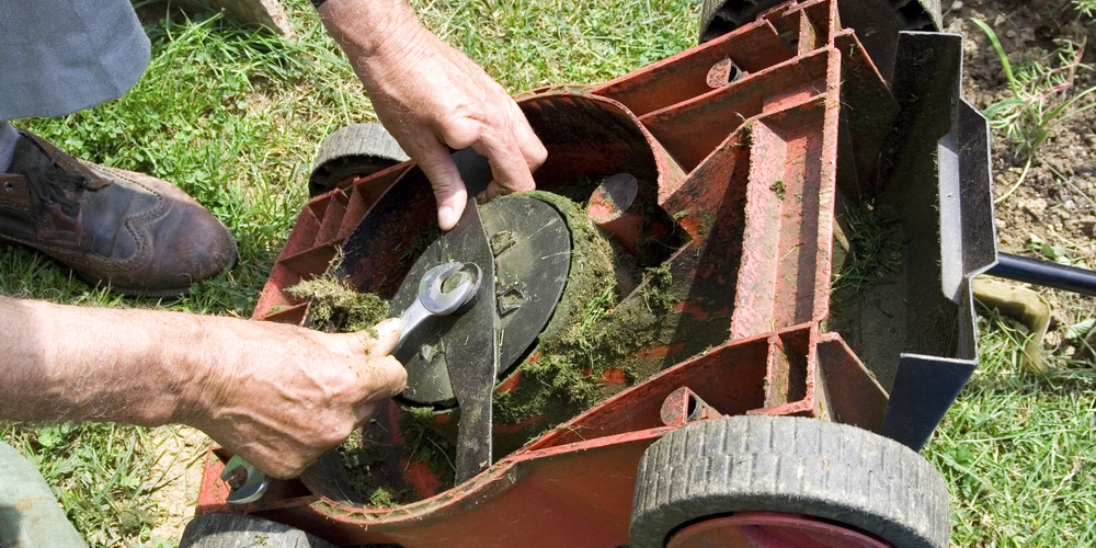 Lawn mower blade spins freely